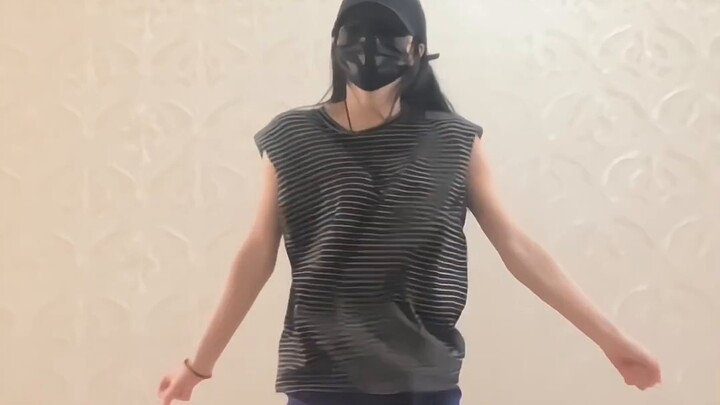 ฉันกำลังโพสต์ท่าเต้นที่ฉันเรียนรู้ด้วยตัวเองในช่วงกักตัว ช่วยให้กำลังใจฉันด้วยนะ mua~ “วันนี้จะทำอะไ