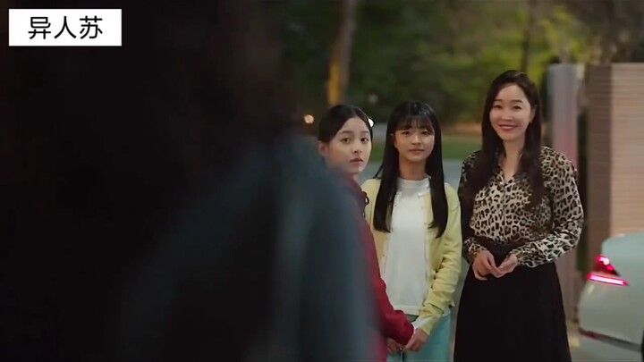 Mẹ lén lấy 500 triệu tiền học của con gái để đi du lịch nước ngoài