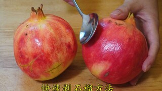 Terdapat tombol kecil pada buah delima. Ketuk tombol tersebut dengan lembut menggunakan sendok, dan 