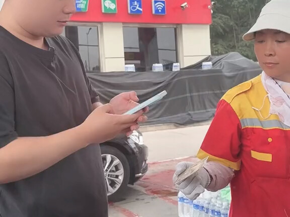 Khi chạm mắt với nhân viên đổ xăng, tôi thực sự không nhịn được cười.