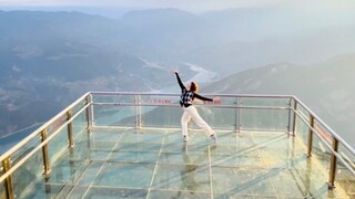 I am at the top of the Three Gorges, dancing for you