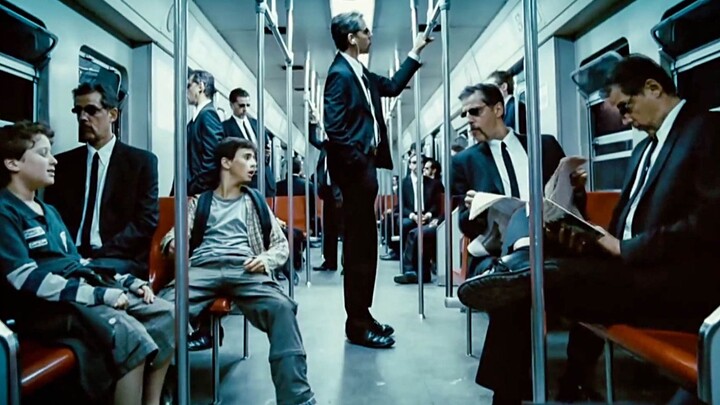 [Poor Movie] The boy got on a train, and the passengers inside were exactly the same, and then somet