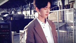 首先，他们把他从楼梯上扔下去，但是他没有死；其次，他们剖开他的肚子，拿出里面的U盘，包扎伤口，用石头砸他的头，然后开始把他从五楼扔下去。🕯️🕯️