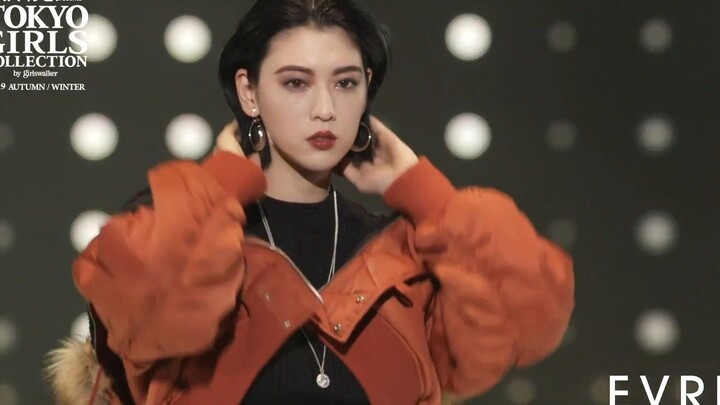 Tokyo Girls’ Fashion Show, the older sister looks so cool and confident