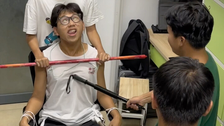 Wu Jing Tersengat Listrik, Kok Ketua Asrama Nggak Mau Beli Sosis Bakar Buat Kita?!