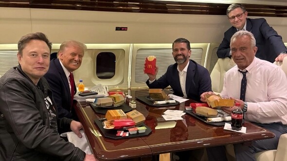 Trump, Donald Trump Jr., Elon Musk và John F. Kennedy Jr. cùng ăn McDonald’s trên chuyên cơ của Trum