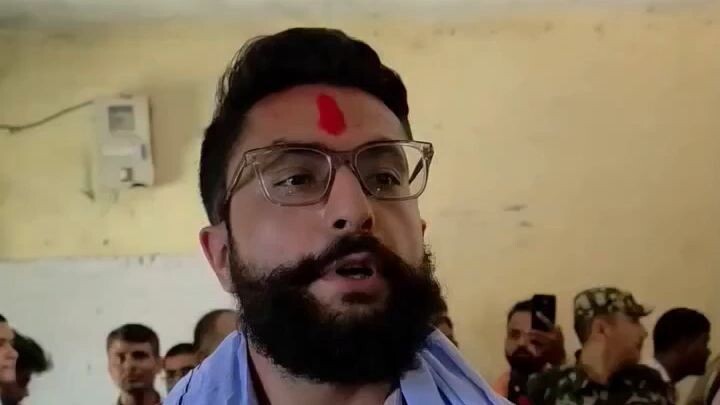 विद्यार्थीलाई आफ्नो कुरा सुनाउदै शिक्षा मन्त्री पोखरेल