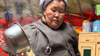 The pickled mutton tail fat and vegetables, marinated for half a month, are finally ready to eat—pai
