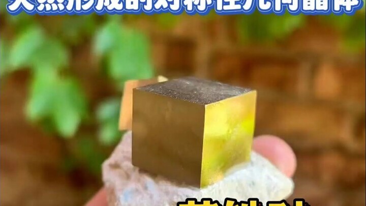 Ngoại hình đều đặn, màu sắc vàng óng như vàng của khoáng vật pyrit