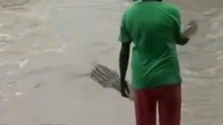 a crocodile is scared of a mother's changkla hahaha
