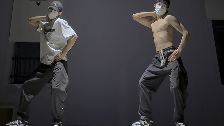 Last time, fans said that the Vietnamese dance hip twist was too perfunctory! This time..😂#Vietnames