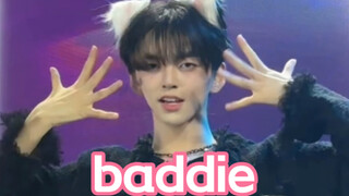 نجم Baddie-IVE الذكر جانج وون يونج لقطة عمودية مستقيمة // القط الأسود