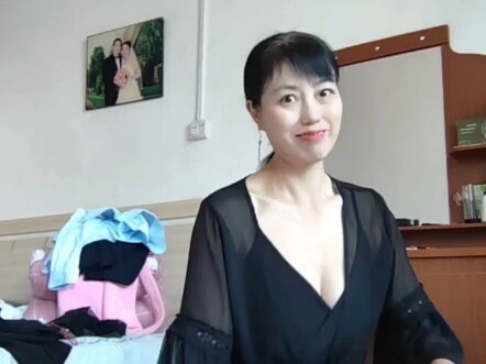 Kakak Perempuan Berusia Enam Puluh Tahun