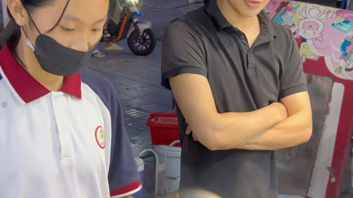Zhaoqing, Guangdong: Axin yang berusia 14 tahun bersama ayahnya bergotong-royong menyajikan hidangan