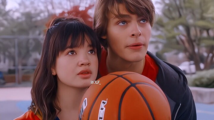 فتاة آسيوية لطيفة وفتى المدرسة الأوروبي/الأمريكي | أشك في أنها اقتربت مني فقط لأن وجهي الوسيم!