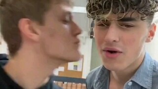 الأخ الصغير يختبر الأصدقاء: القبلة أم الصفعة؟ كف أم قبلة؟ ردود فعل الأصدقاء...