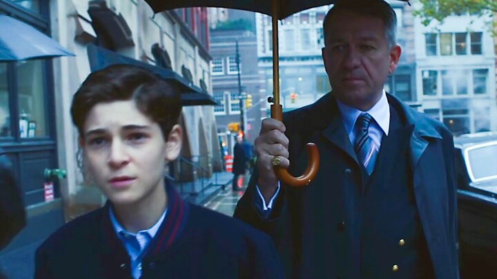 «العالم يغرق في أمطار غزيرة، كل شيء يعيش على كفّ عفريت، ولا أحد يحمل عنك أكثر مما تحتمل» — «غوثام»