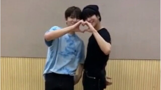 YG新男团TREASURE成员苏庭焕&尹材赫 挑战WINNER前辈回归新曲《Hold》舞蹈，#DDeumChallenge