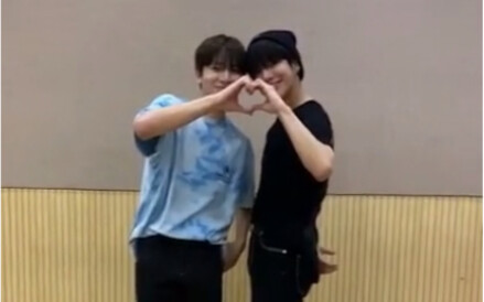 YG新男团TREASURE成员苏庭焕&尹材赫 挑战WINNER前辈回归新曲《Hold》舞蹈，#DDeumChallenge