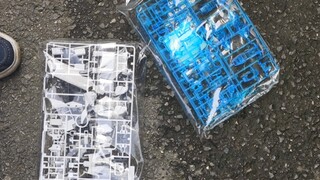 Lao Den yang keterlaluan memperlakukan Jim Lotere Bandai saya sebagai sampah dan membuang tiga bungk