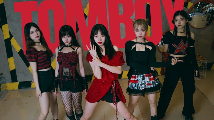 Bisakah kamu menahan tendangan cewek seksi berstoking jala? Mahasiswa membawakan lagu "TOMBOY" denga