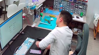 女子白嫖习惯成自然，以为找老板就能免费帮解决难题！走了没多久又打电话没接，直接又来了老板直接躲起来了！！