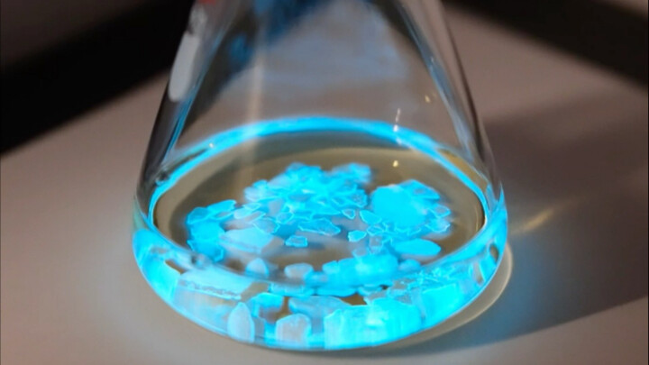 “Eksperimen Kimia: Botol yang Bercahaya Saat Digoyang”