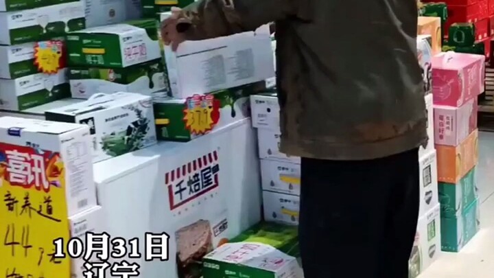 Seorang kakek berpakaian compang-camping dan penuh lumpur berkeliaran di area susu. Kakek itu berkat