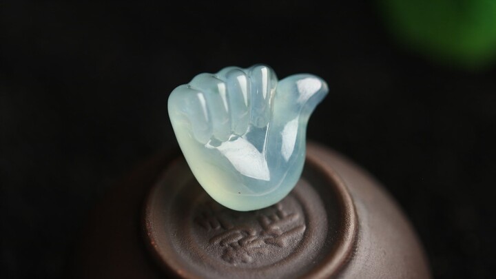 The three jadeite rough stones that won awards at the gambling-stone competition have finally been s