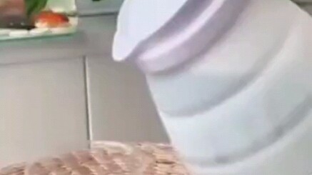 Anak itu sampai muncul dagu berlipat karena terbakar