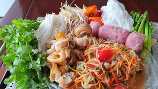 ส้มตำปลาร้าเผ็ดๆใส่หอยแหนมแซ่บๆ Spicy Som tam & shelfish , fermented pork sausage