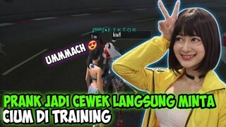 PRANK JADI CEWEK DI TRAINING LANGSUNG DI CIUM DAN MINTA JADI PACAR |FREE FIRE PRANK