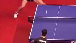 马龙许昕香港表演赛，突然冲进来给龙队送椅子的张继科真的是神来一笔