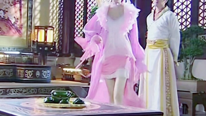 Ngày ấy, các stylist dám mặc cho diễn viên đủ kiểu trang phục kỳ quặc, vậy mà lại tạo nên một sự hài