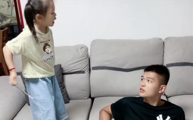 Dengan adanya adik perempuan, kakak laki-laki sudah lebih dulu menguasai keterampilan memanjakan cal