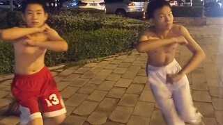 sốc! Hai học sinh trung học cơ sở đã thực sự chơi bánh nếp và nhảy múa trên đường phố! ! !