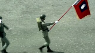 向佐父亲向华强早期踢正步视频