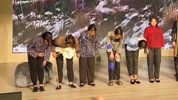 ละครเศร้าเปลี่ยนเป็นคอมเมดี้ในเสี้ยววินาทีตอนประกาศชื่อเรื่อง ตุ๊กตาจำลอง: เราแยกกันลงมือเถอะ
