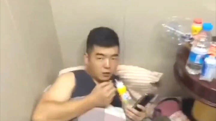 “Gue nggak bisa nahan ketawa pas liat anjing”