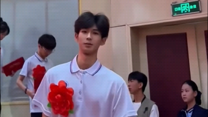 [Student Council President] "I'll have to have a crush on this guy for three years in high school."