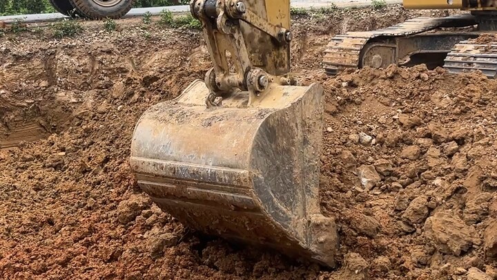 CAT 323 Excavator Loading Dump Truck!