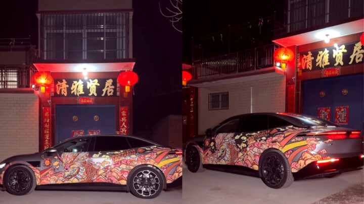 Save time: Paint a dragon New Year picture on the car in the village