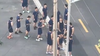 女生在楼上观察消防员训练，即将成为他们训练路上的NPC