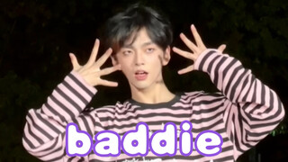 在大学操场路演ive—Baddie！男芙驾到！张元英位直拍