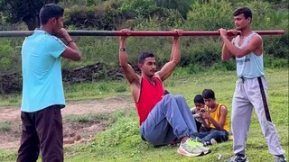 Rasakan kekuatan inti yang luar biasa dari pria ini. Setiap kali dia mengubah gerakannya, saya terke