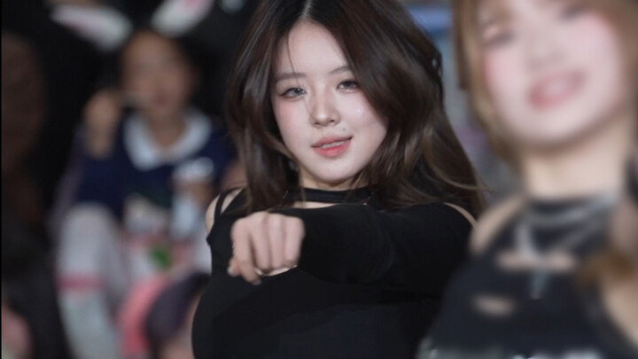 من هو المغني المفضل الذي تظهر صورته من المنتصف مباشرة؟