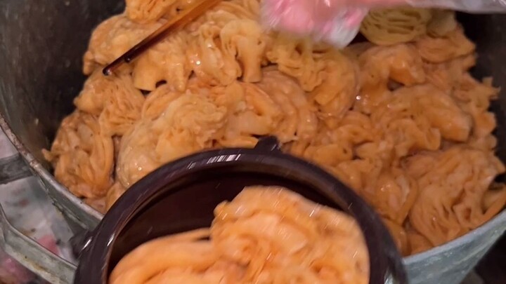 ขนมแช่ในน้ำผึ้งจนชุ่ม! กัดคำเดียว น้ำตาลไหลทะลัก!