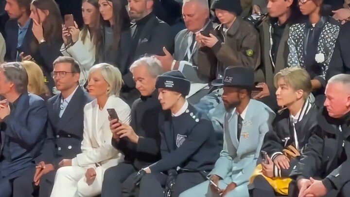 Don’t Wang Jia’er’s fans ever hype him up? At this Paris Fashion Week LV show, Wang Jia’er definitel