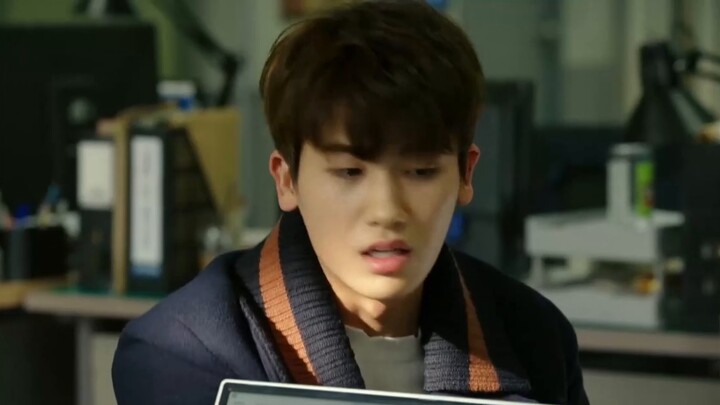 ههههه! هل ورث سون جاي إرث مين مين، أم أن هذا النوع من الرجال المضحكين مشهور الآن في كوريا الجنوبية؟ 