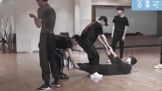 [ห้องซ้อม EXO] เนื่องจากชานยอลนอนอยู่บนพื้น สมาชิกจึงเริ่มการแข่งขันที่อธิบายไม่ได้?